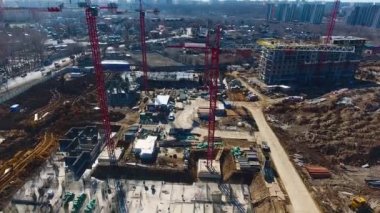 Drone, Moskova yakınlarındaki bir şantiye üzerinden uçuyor. Sanayi bölgesinde inşaat vinçler. Yeni bir alan oluşturma.