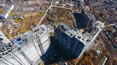 Drone, Moskova yakınlarındaki bir şantiye üzerinden uçuyor. Sanayi bölgesinde inşaat vinçler. Yeni bir alan oluşturma.