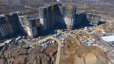 Drone, Moskova yakınlarındaki bir şantiye üzerinden uçuyor. Sanayi bölgesinde inşaat vinçler. Yeni bir alan oluşturma.