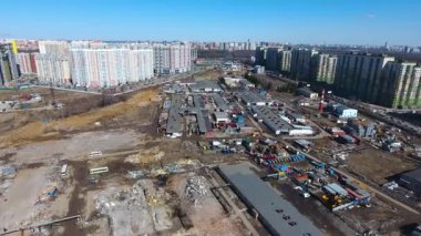 Drone, Moskova yakınlarındaki bir şantiye üzerinden uçuyor. Kuş bakışı. Yeni bir alan oluşturma.