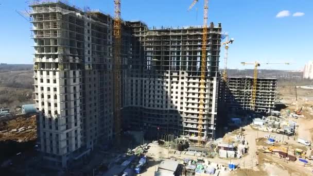 ドローンはモスクワ近郊の建設現場を飛行しています 工業地帯の建設クレーン 新しい領域の構築 — ストック動画