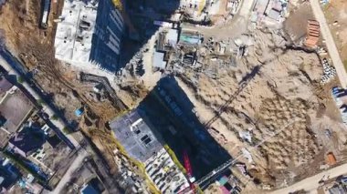 Drone, Moskova yakınlarındaki bir şantiye üzerinden uçuyor. Sanayi bölgesinde inşaat vinçler. Yeni bir alan oluşturma.