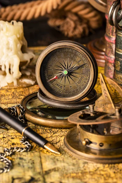 Bir mum ve kitap arka planda antika pusula. Vintage