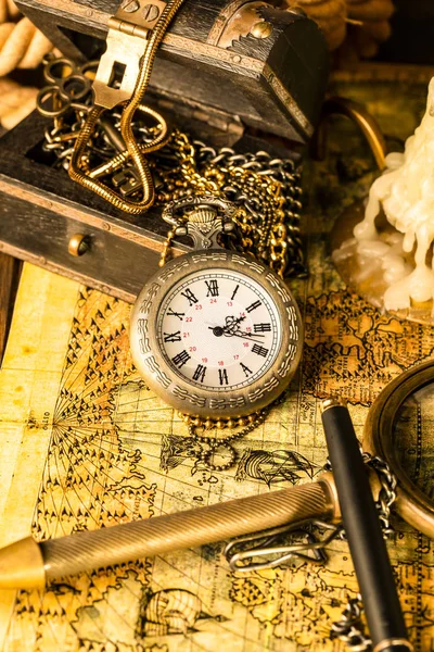 Arka planda bir büyüteç ve kitap antika saat.