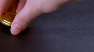 Adam bitcoin sikkeleri ortaya koyar ve sonra yığından bir sikke alır.