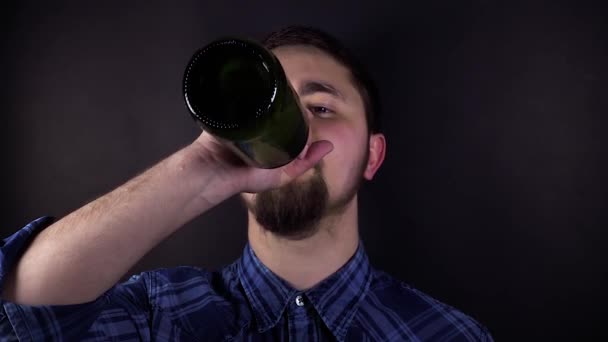 瓶からビールを飲む男赤いボクシンググローブで顔にパンチ — ストック動画
