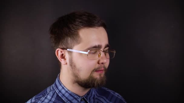 Jovem Com Óculos Olha Para Câmera Homem Com Botod Sorrindo — Vídeo de Stock