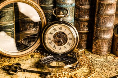 Arka planda bir büyüteç ve kitap antika saat.