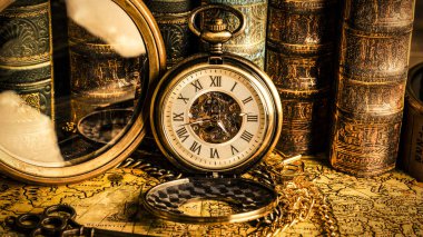 Arka planda bir büyüteç ve kitap antika saat.