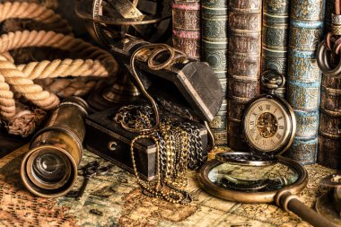 Bir büyüteç arka planda antika saat, hazine 