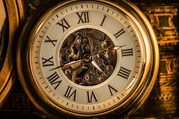 Antika saat kitaplar vintage arka plan üzerinde. Mekanik clo