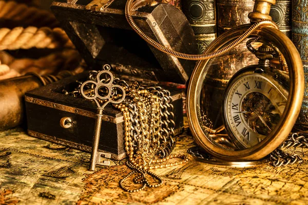 Bir büyüteç arka planda antika saat, hazine 