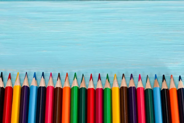 Colored pencils of all colors of the rainbow are on the table. A — Stock Photo, Image