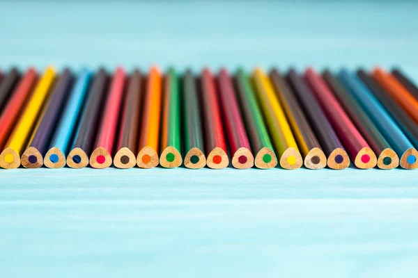 Colored pencils of all colors of the rainbow are on the table. — Stock Photo, Image