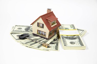 Küçük bir ev yüz dolarlık banknotlar bir fan yatıyor. Bunun için anahtarlar