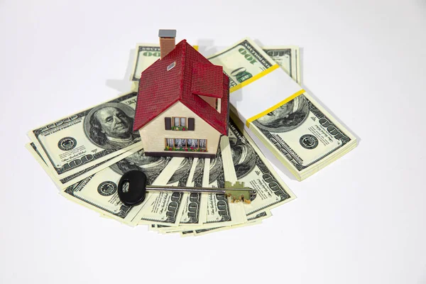 Küçük bir ev yüz dolarlık banknotlar bir fan yatıyor. Bunun için anahtarlar