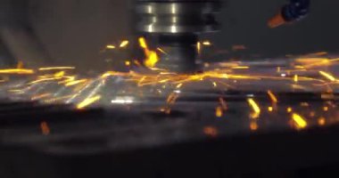 Endüstriyel lazer makinesi sac çeliklerin parçalarını keser. ısı. Fabrikada üretim makinesinin çalışması sırasında kıvılcımlar. Hareket bulanıklığı.