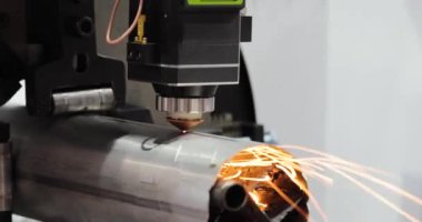 Metal işleme için otomatik programlanmış makine. Endüstriyel lazer makinesi çelik levha parçalarını kesiyor. Sıcaklık. Fabrikadaki üretim makinesinin çalışması sırasında kıvılcımlar.