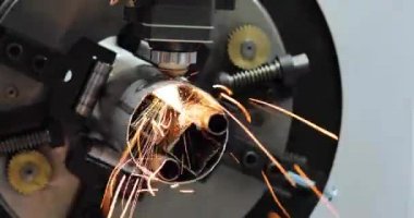 Metal işleme için otomatik programlanmış makine. Endüstriyel lazer makinesi çelik levha parçalarını kesiyor. Sıcaklık. Fabrikadaki üretim makinesinin çalışması sırasında kıvılcımlar.