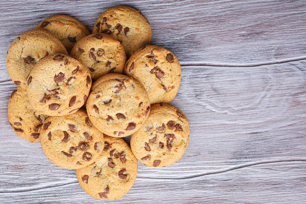 Galletas con primer plano de chocolate. Galletas caseras. Una montaña de —  Fotos de Stock