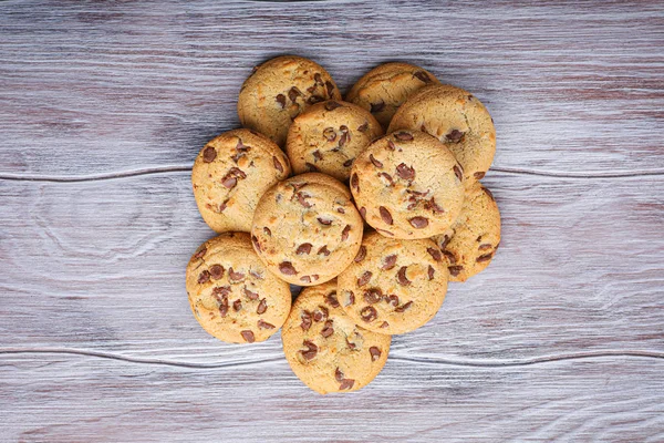 Galletas con primer plano de chocolate. Galletas caseras. Una montaña de —  Fotos de Stock