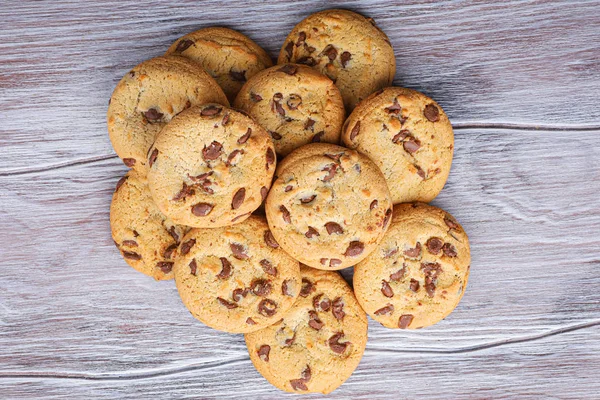 Galletas con primer plano de chocolate. Galletas caseras. Una montaña de —  Fotos de Stock