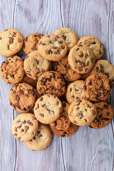 Galletas con primer plano de chocolate. Galletas caseras. Una montaña de —  Fotos de Stock