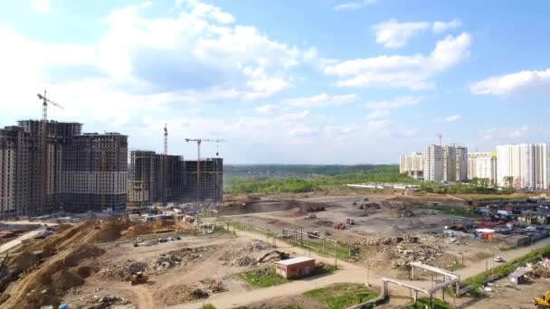 ドローンはモスクワ近郊の建設現場を飛行しています 工業地帯の建設クレーン 新しい領域の構築 — ストック動画