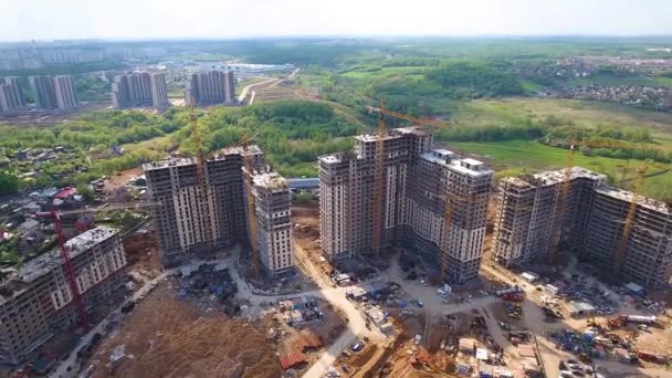 无人机飞越莫斯科附近的一个建筑工地 工业区内的建筑起重机 构建新区域 — 图库视频影像