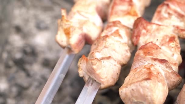 Cozinhar Kebabs Carne Livre Cozinhar Carvão Grelhar Fora Cidade Dia — Vídeo de Stock