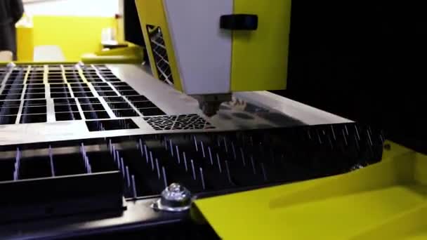 Mesin Otomatis Diprogram Untuk Pengolahan Logam Mesin Laser Industri Memotong — Stok Video
