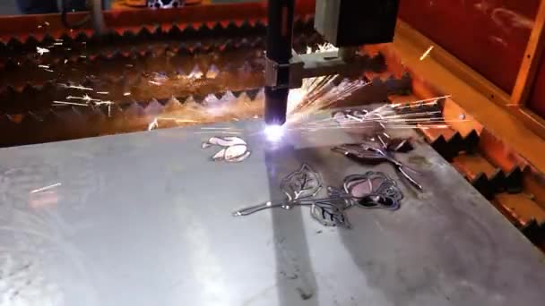 Automatizovaný naprogramovaný stroj pro zpracování kovů. Průmyslový laserový stroj vyřezává díly z plechu. Teplo. jiskry během provozu výrobního stroje v závodě.