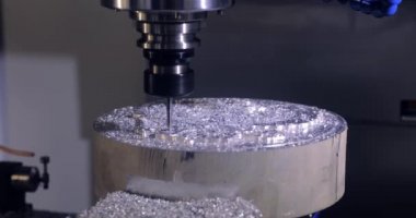 CNC freze tezgahı. İşleme ve Sanayi Bölgesi metal bir parça parça kesme. Endüstriyel makine aletleri Sergisi.