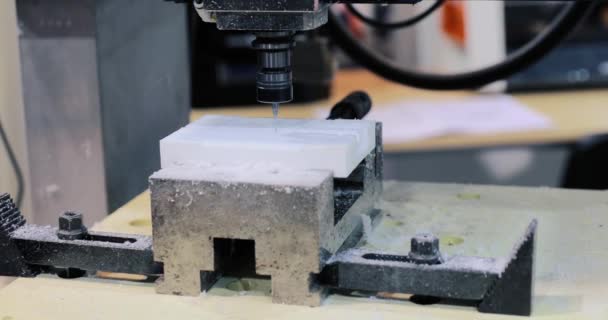 Cnc Freesmachine Verwerken Snijden Van Delen Van Een Stuk Metaal — Stockvideo