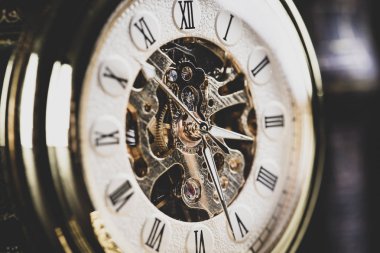 Antika saat kitaplar vintage arka plan üzerinde. Mekanik clo