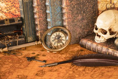 Bir büyüteç arka planda antika saat, hazine 