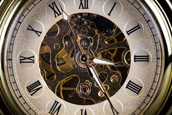 Античний годинник на тлі старовинних книг. Механічне покриття — стокове фото