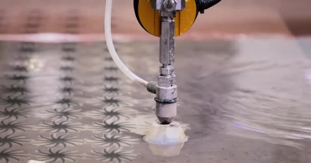Automatisierte Maschine Zum Schneiden Von Metall Mit Wasserstrahl Wasser Unter — Stockvideo