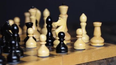 Satranç tahtasının üzerinde duran satranç taşları. Proje çekimi