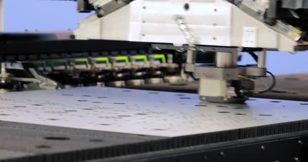 Εργοστάσιο Αυτοματοποιημένη Επιχείρηση Cnc Κατασκευή Τρυπάνι Ελέγχεται Ρομποτικό Χέρι Ανοξείδωτο — Αρχείο Βίντεο