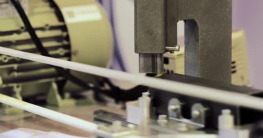 Cnc frezeleme makinesi. Endüstriyel alandaki bir metal parçasından parçaların işlenmesi ve kesilmesi. Takım tezgahlarının endüstriyel sergisi. Modern teknolojiler.