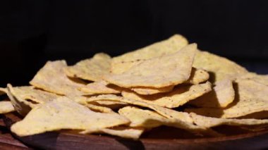 Nachos ahşap bir döner plaka içinde yatıyor. Mısır tortillalarından yapılan cipsler.