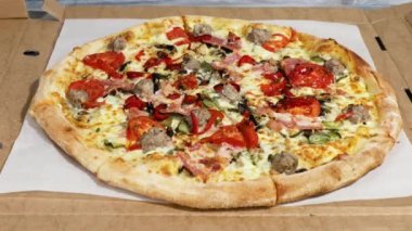 Üç kişilik bir şirket aynı anda pizza parçaları alır.