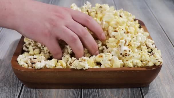 Tiga Orang Bergiliran Memetik Beberapa Popcorn Dari Piring Kayu Besar — Stok Video