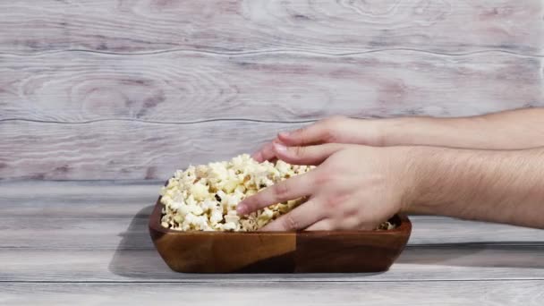 Nimmt Ein Mann Eine Handvoll Popcorn Die Hand Und Eine — Stockvideo