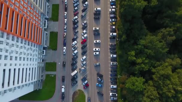 無人機が移動車で道路を飛ぶ 森と高層ビル — ストック動画