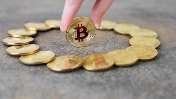 Homme Tord Une Pièce Bitcoin Bit Btc Économie Crypto Monnaie — Video