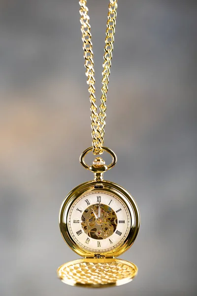 チェーンに掛かっているヴィンテージの懐中時計。d のローマ数字 — ストック写真