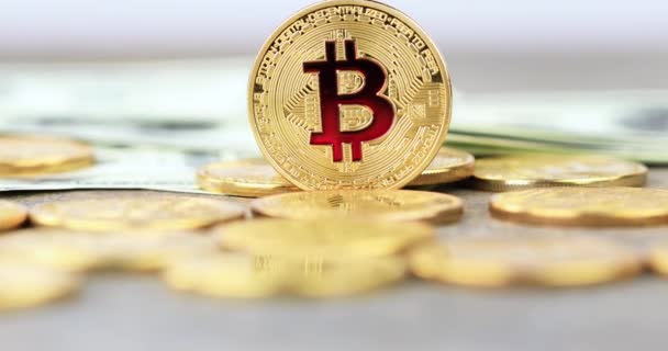 Érme Közeledik Cryptocurrency Bitcoin Érme Arany Érme 100 Dollár Számlák — Stock videók
