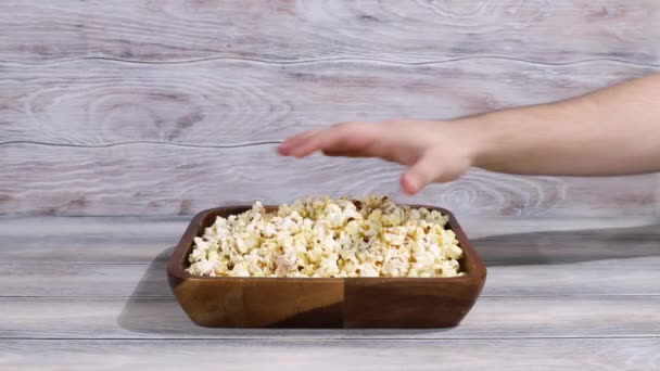 Muž Ruce Bere Hrst Popcornu Žena Okamžitě Udeří Paže Nezdravá — Stock video